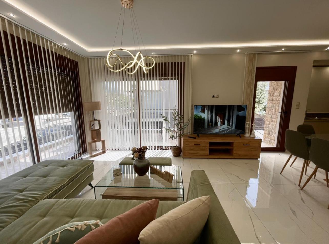 Agora Luxury I *